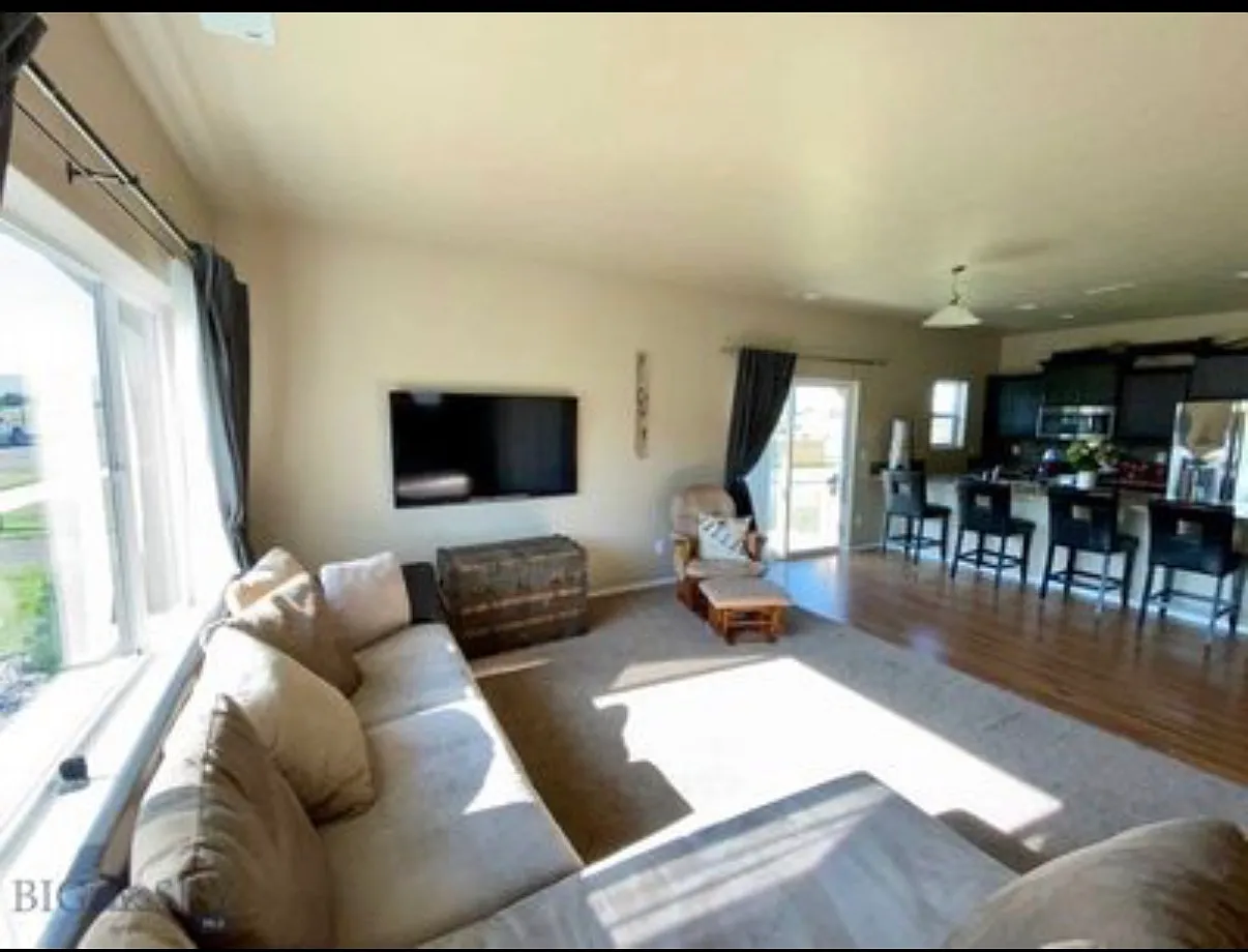 3 bed, 2.5 bath, 1547 sqft, $3,000 — Photo 3