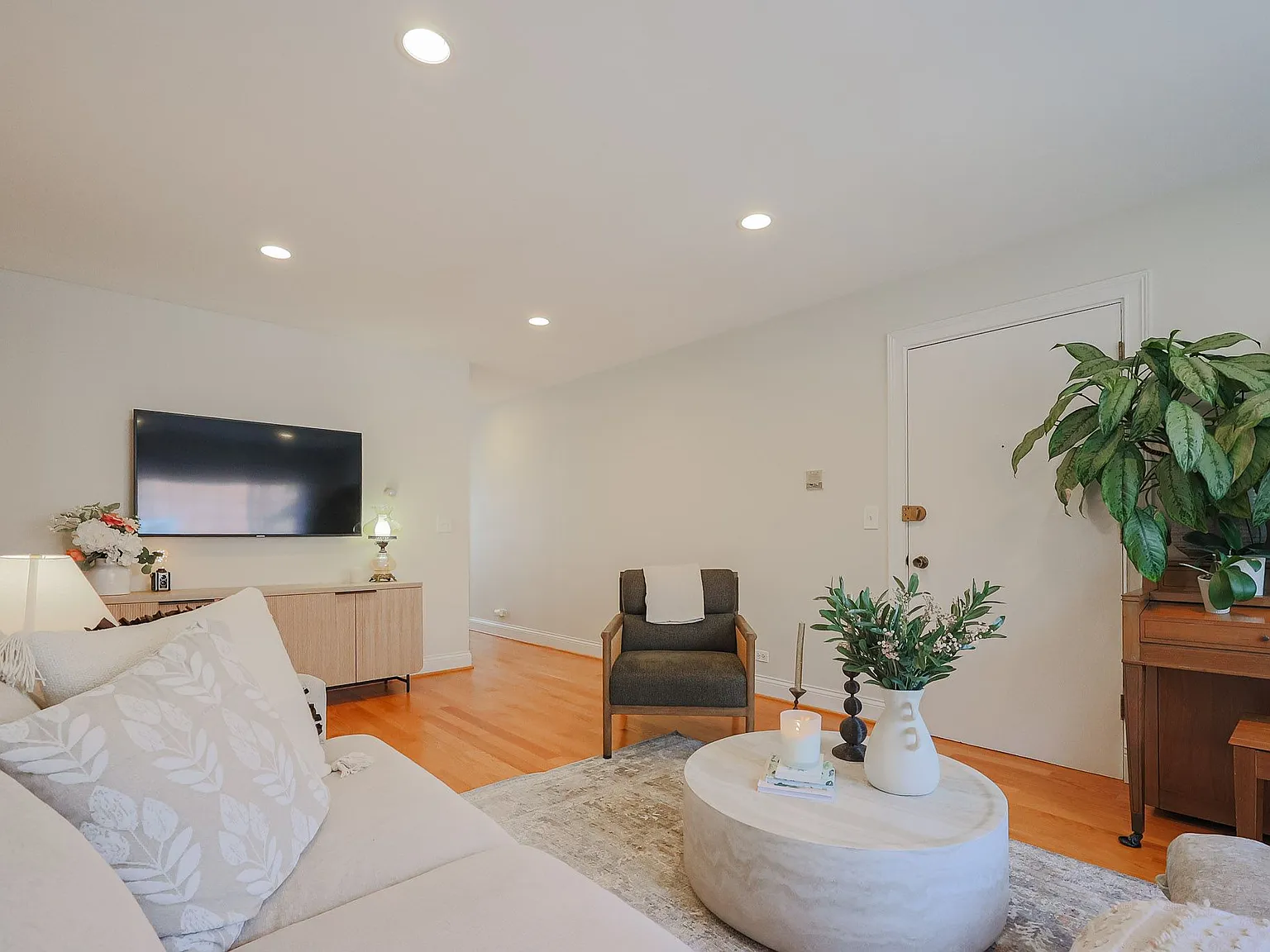2 bed, 1000 sqft, $2,400 — Photo 3