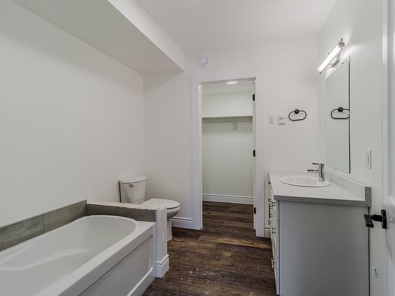 4th image of 975 Brookside Dr #0