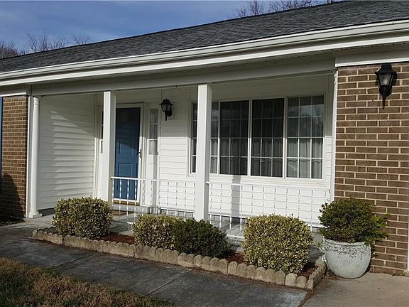 4th image of 825 Dunhill Dr