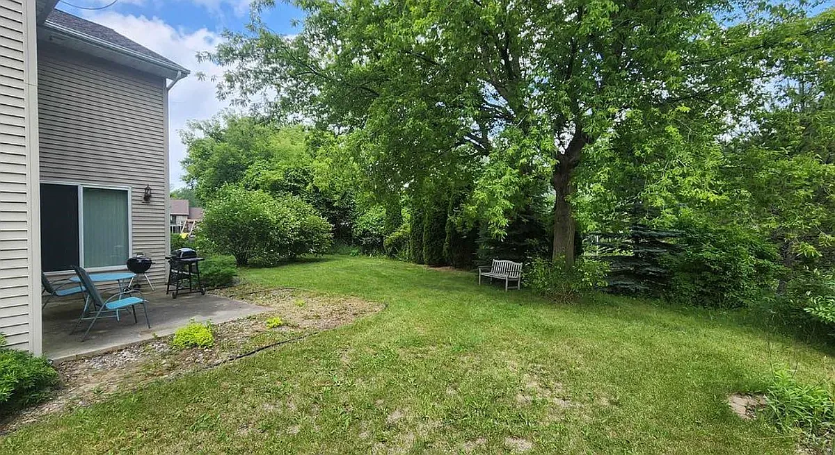 4 bed, 2.5 bath, 2400 sqft, $2,400 — Photo 3