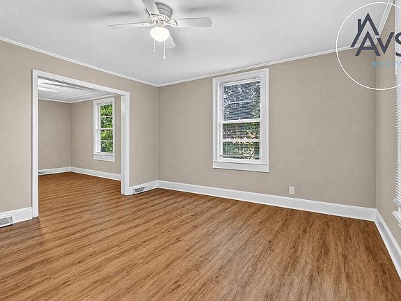 4th image of 2223 Pinehurst Rd