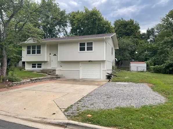8465 Dicken Ave, De Soto, KS 66018