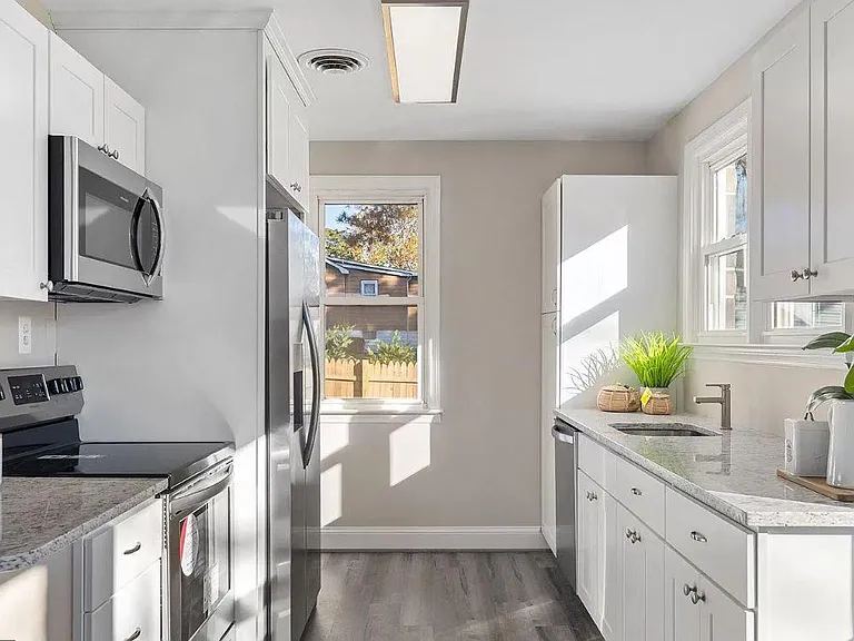 1325 Donald Ave — Photo 9