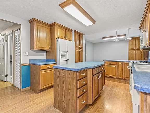 4th image of 42 N Lakehurst Dr