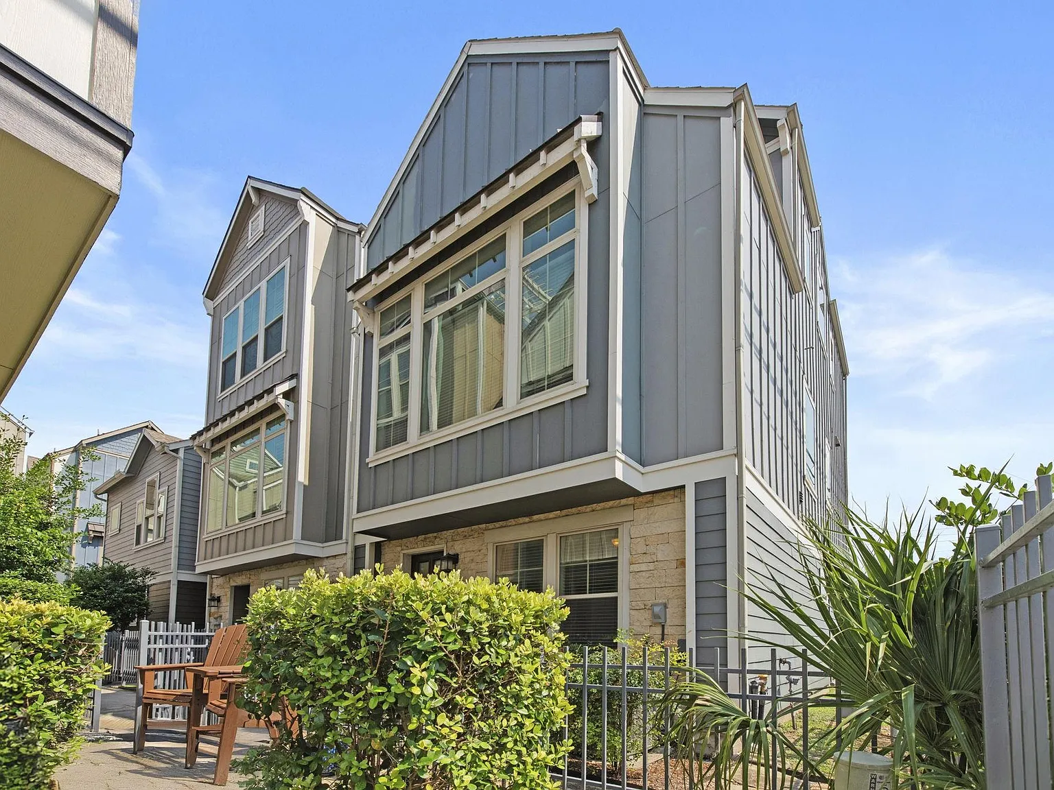 3 bed, 3.0 bath, 1878 sqft, $3,400 — Photo 2
