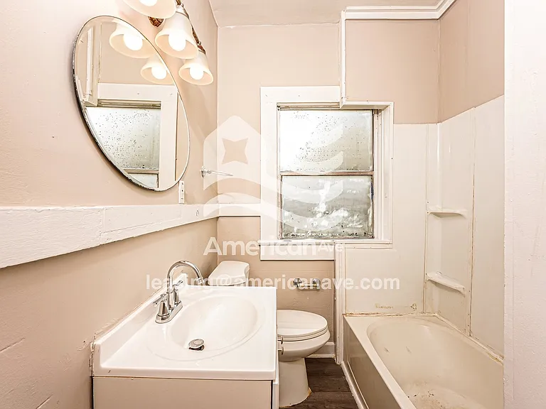 1443306_009_main_bathroom_10.jpg