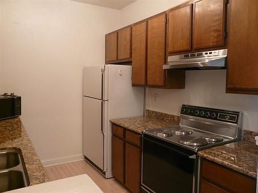 5th image of 1039 Foxchase Dr