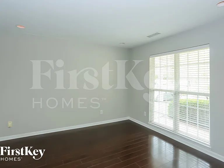 1014 Enderbury Dr — Photo 4