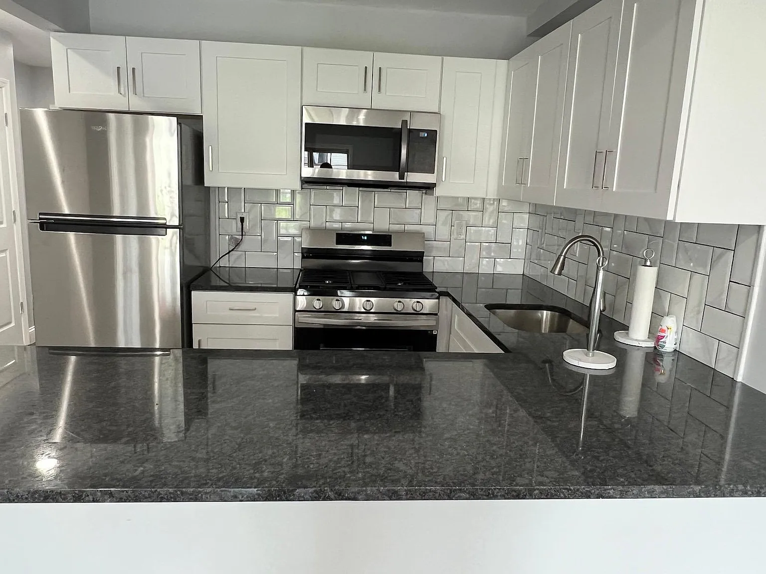 3 bed, 1000 sqft, $3,500 — Photo 2