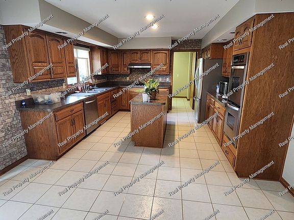 3rd image of 9121 Schillton Dr