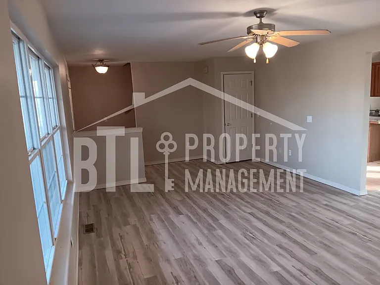 144 Earllbrook Ln — Photo 2