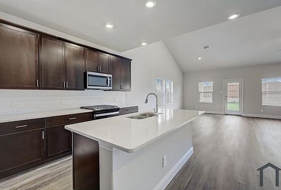 3rd image of 410 Stagg St
