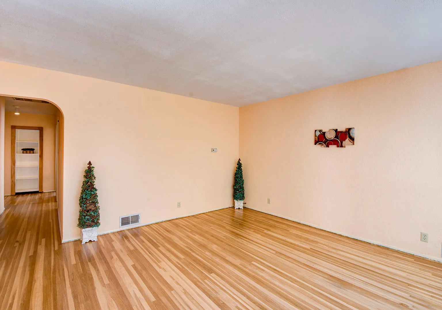 Uptown 3 Bedroom 2 Bath With Garage — Photo 3