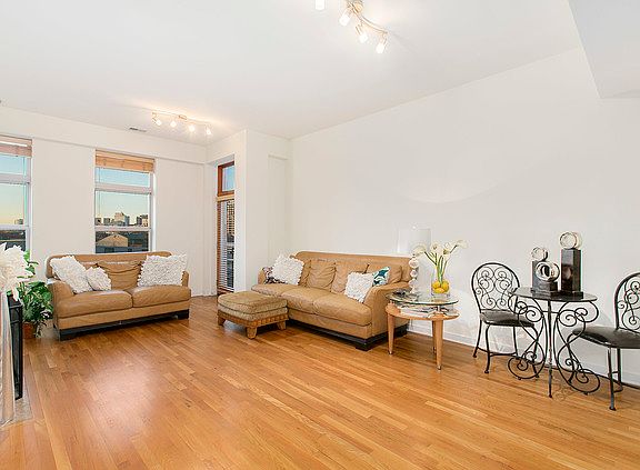 5th image of 1935 S Archer Ave APT 414