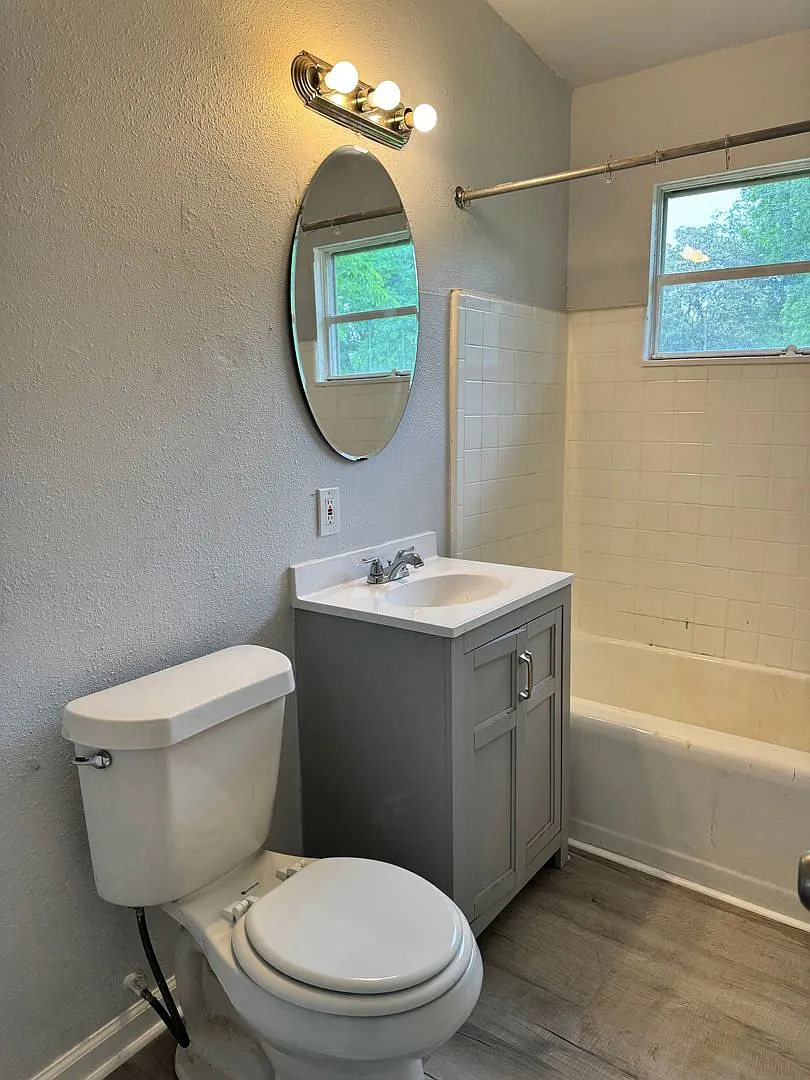 Spacious Open 3 Bedroom Home — Photo 4
