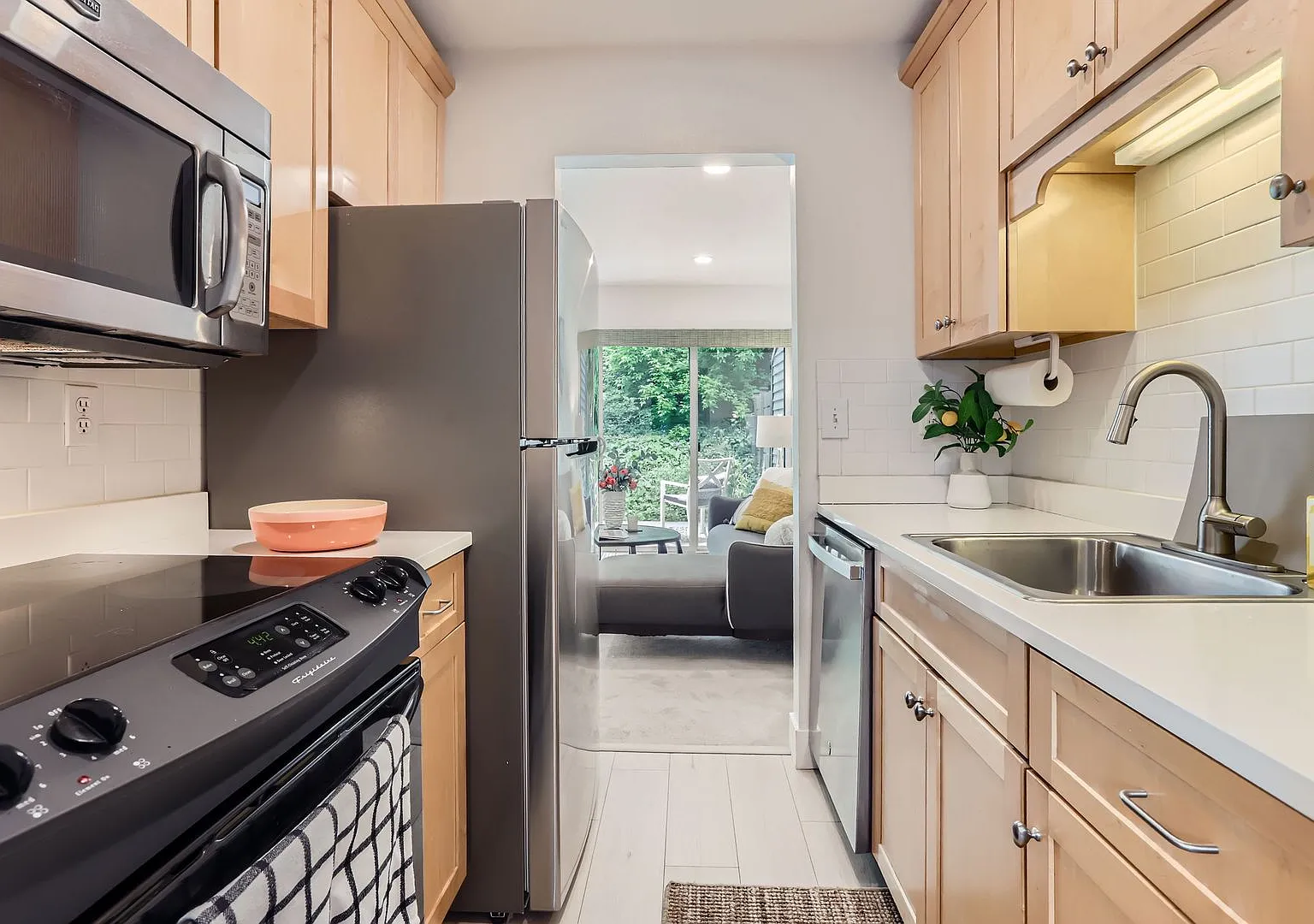 West Boulder 2BDR Fully Furnished Comfort — Photo 2
