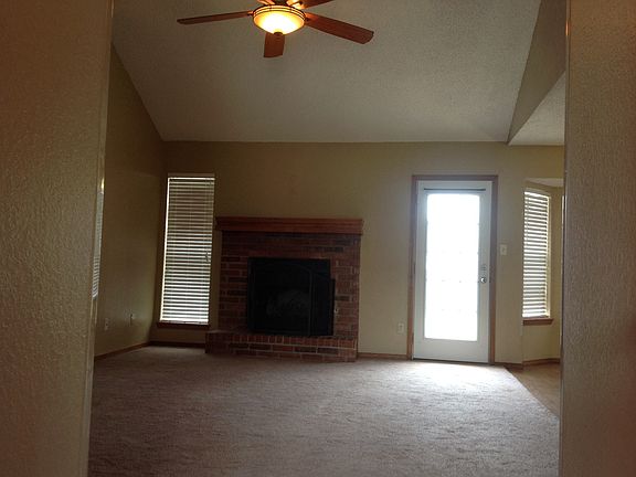 Vaulted living rm w/fireplace