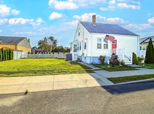 15 Puritan St, Dartmouth, MA 02748