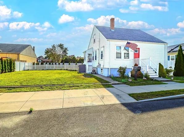 15 Puritan St, Dartmouth, MA 02748