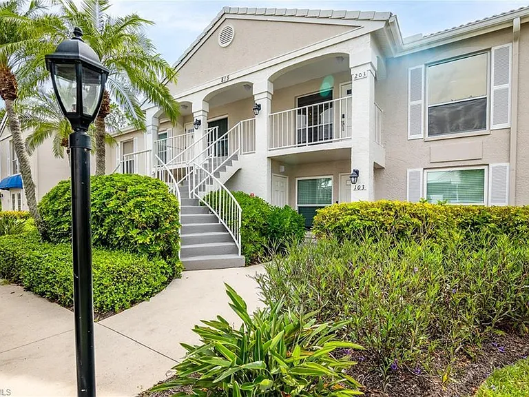 815 Gulf Pavilion Dr #203 — Photo 2