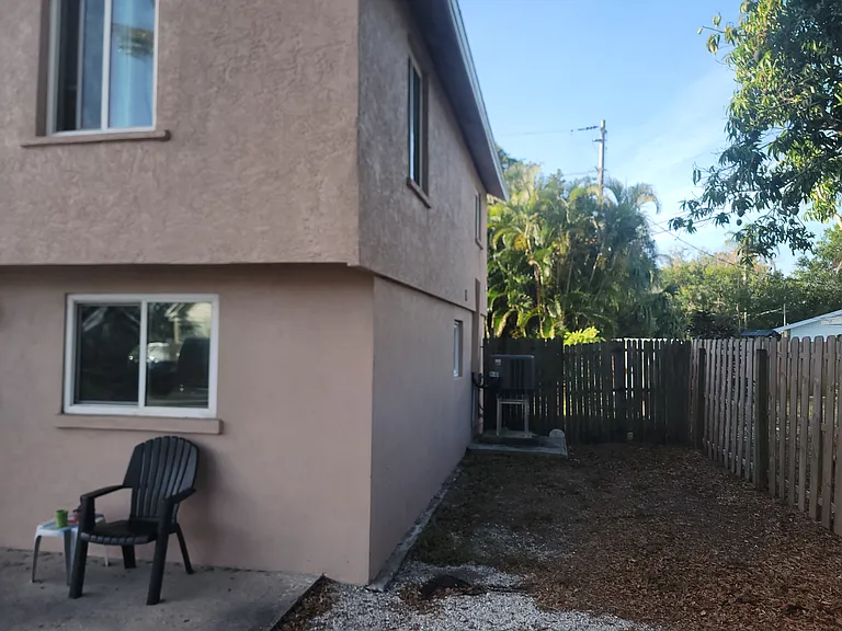 312 Crescent Ct E #1/2 — Photo 11