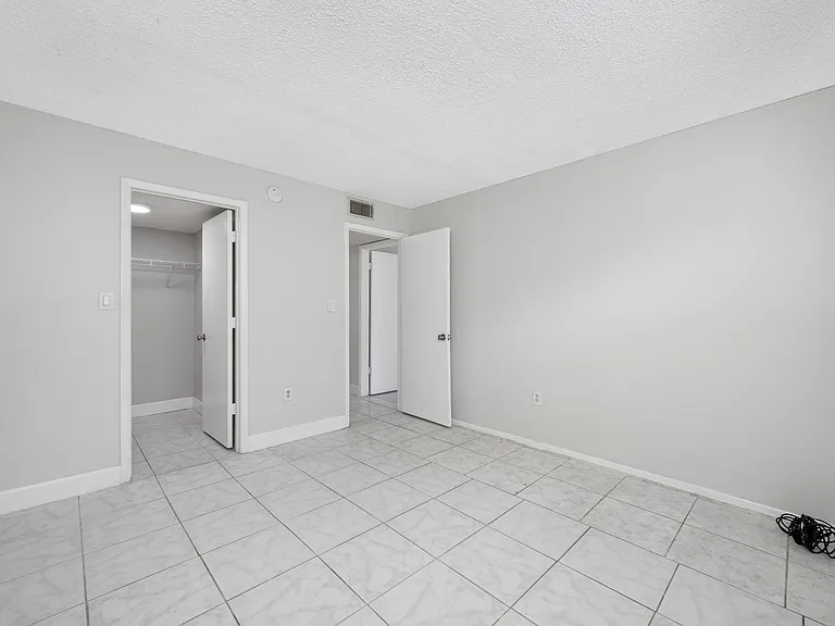 1767 Leo Ln S — Photo 41