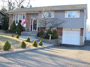 8 Rogers Ln, Smithtown, NY 11787