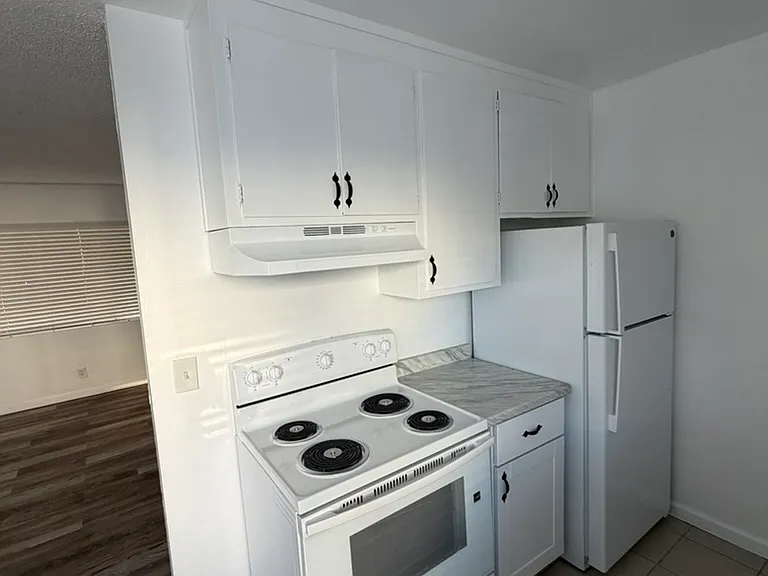 kitchen stove & refrigerator