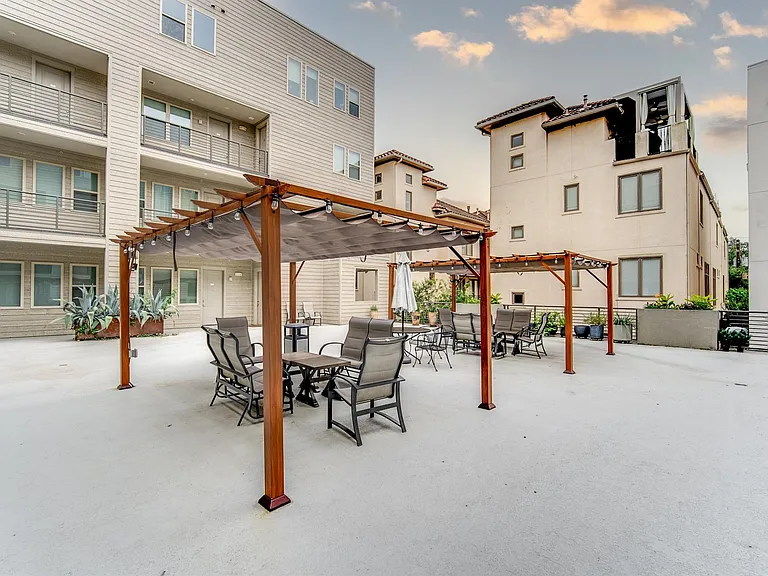 4819 Caroline St #308 — Photo 32