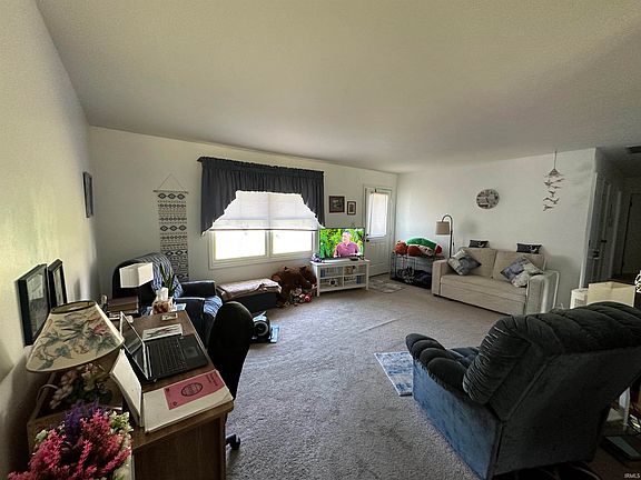3rd image of 725 W Berry Ave