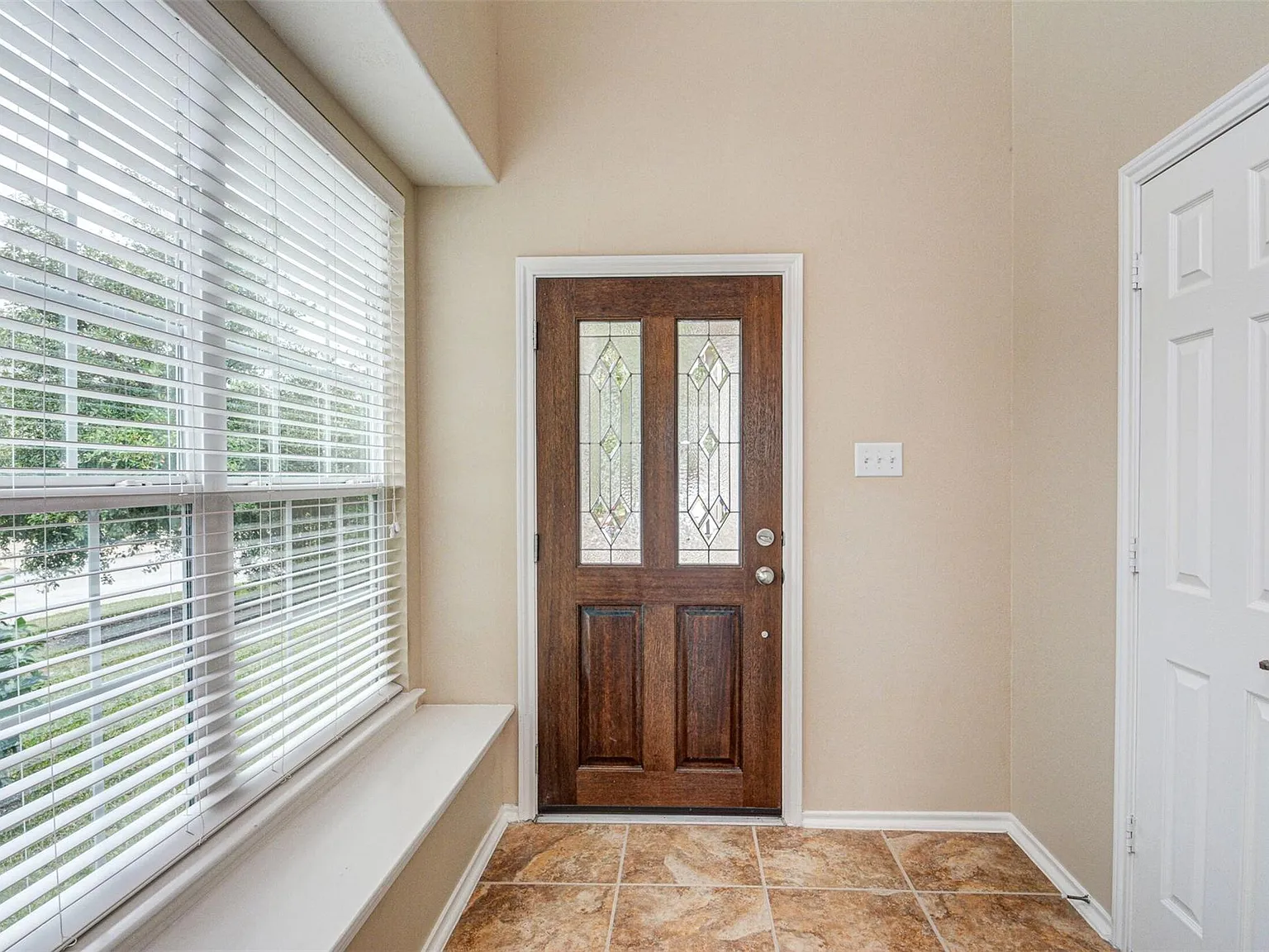 3 bed, 2.5 bath, 1627 sqft, $1,980 — Photo 3