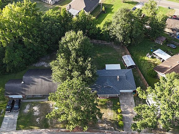 4th image of 2404 Laura Dr