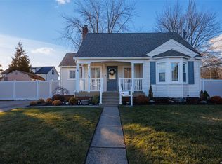 868 Pease Ln, West Islip, NY 11795