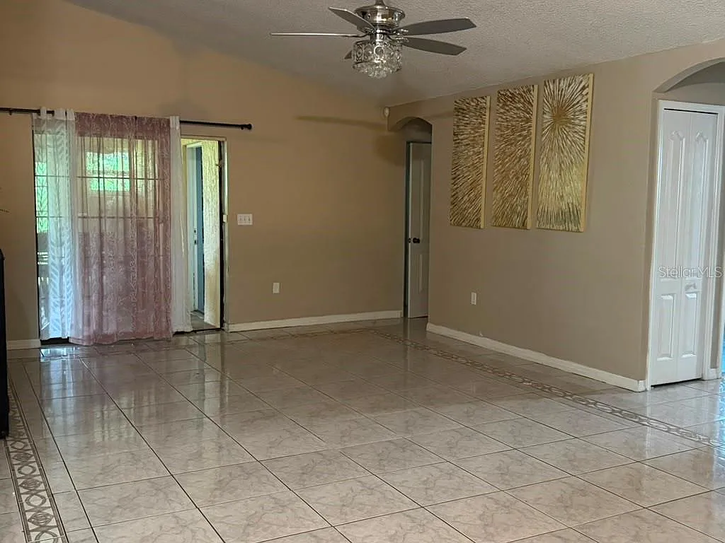 3 bed, 2.0 bath, 1900 sqft, $1,800 — Photo 3