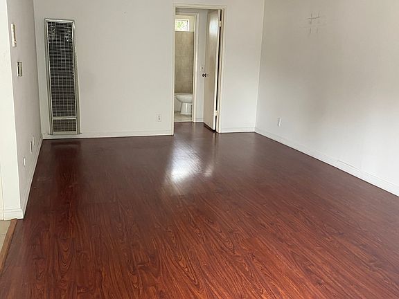 4th image of 15840 Sherman Way #10