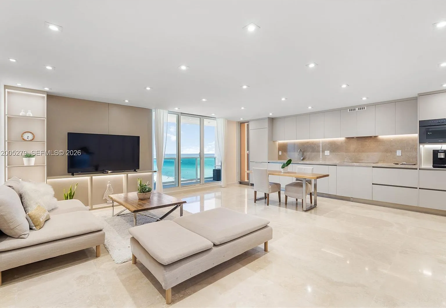 Roney Palace Condo — Photo 1