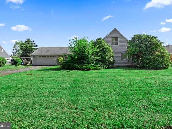 36 Shadywood Rd, Levittown, PA 19056