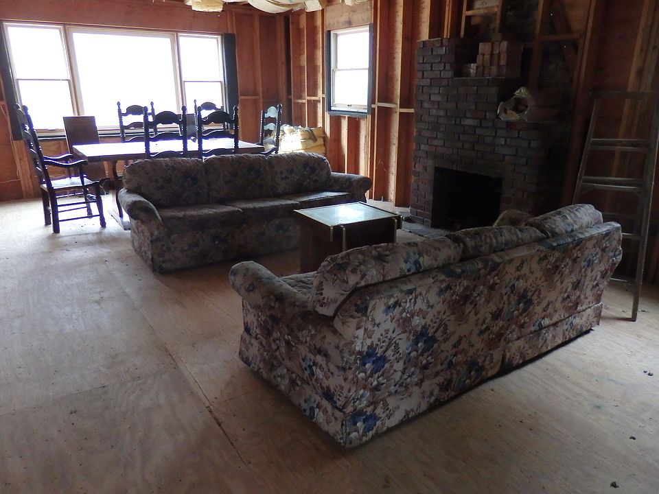 Living room/Fireplace/West