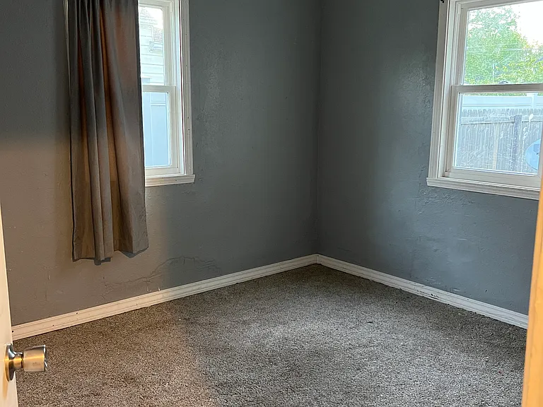 1631 W Thoman St — Photo 5