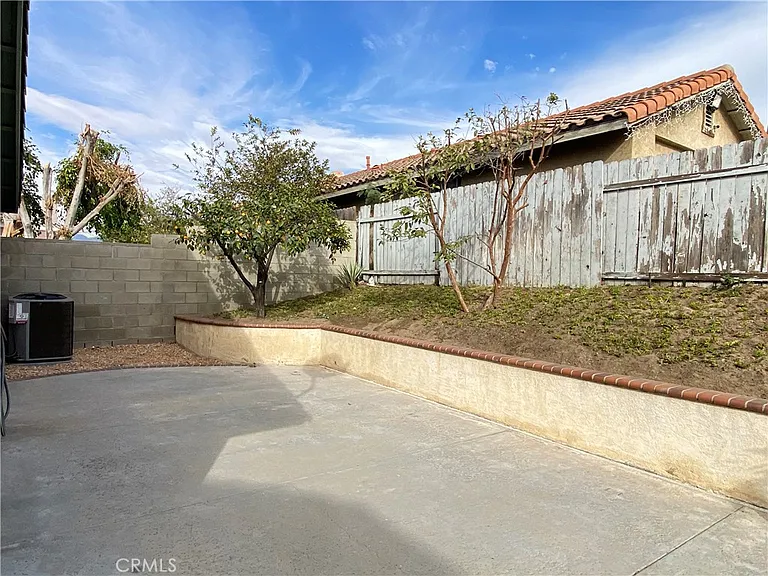 1084 Jacaranda Rd — Photo 18