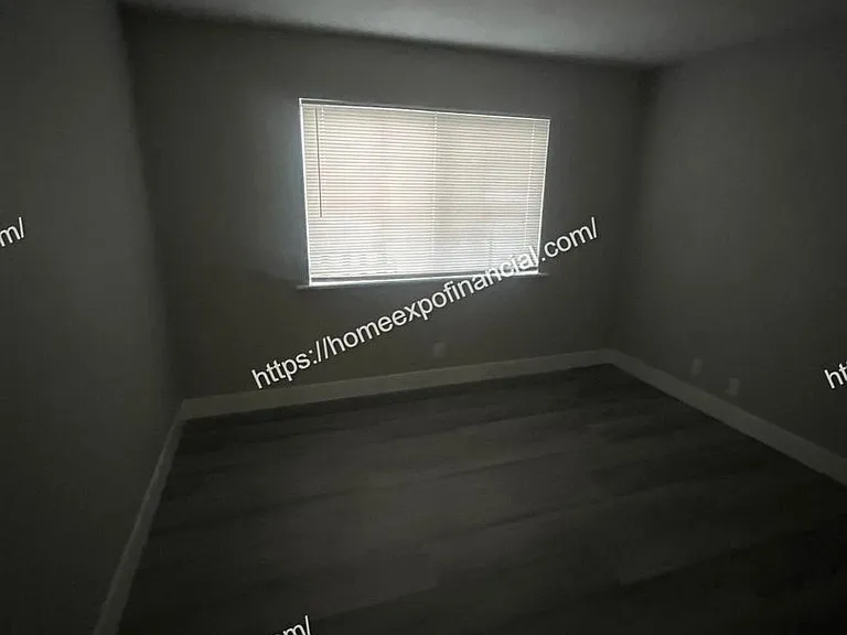 339 N Victoria Ave — Photo 13