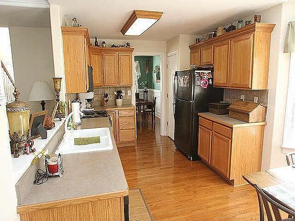 Nice Kitchen w/ Hardwood Floor and Like New Appliances