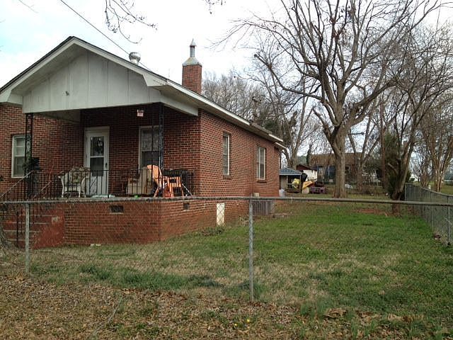 2nd image of 1006 Evergreen St