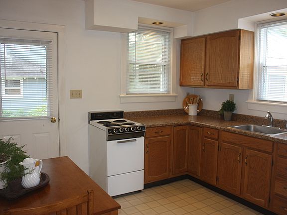 3rd image of 39 Ludlow St APT 3