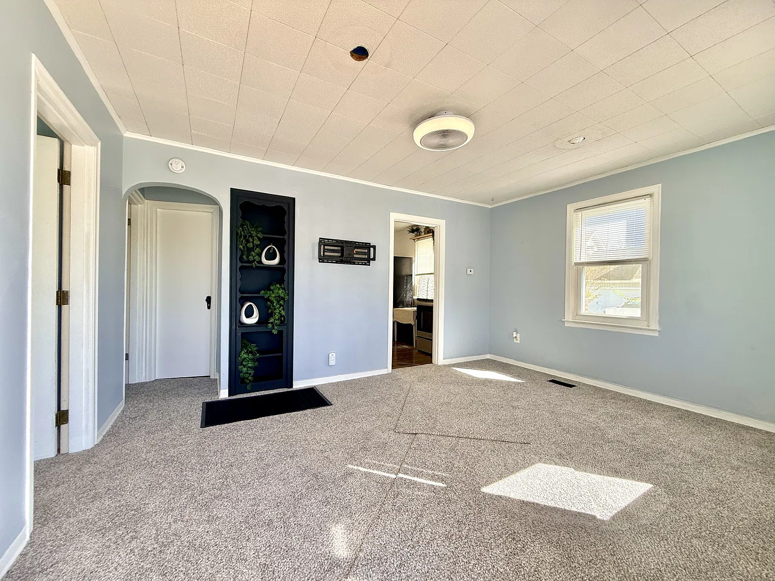 3 bed, 714 sqft, $1,575 — Photo 2