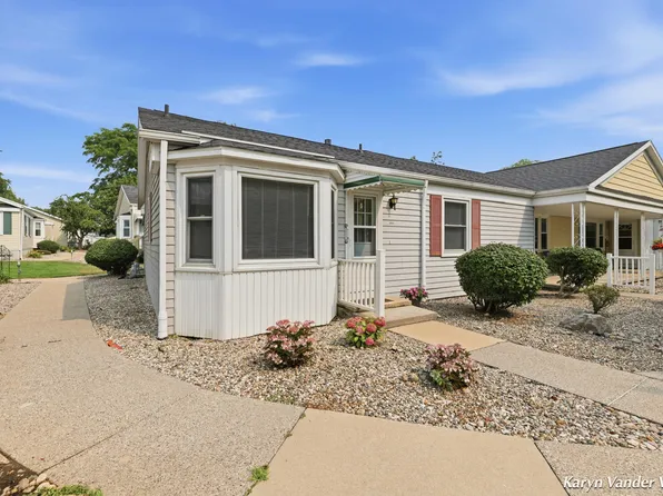 1041 Village Ln, Jenison, MI 49428