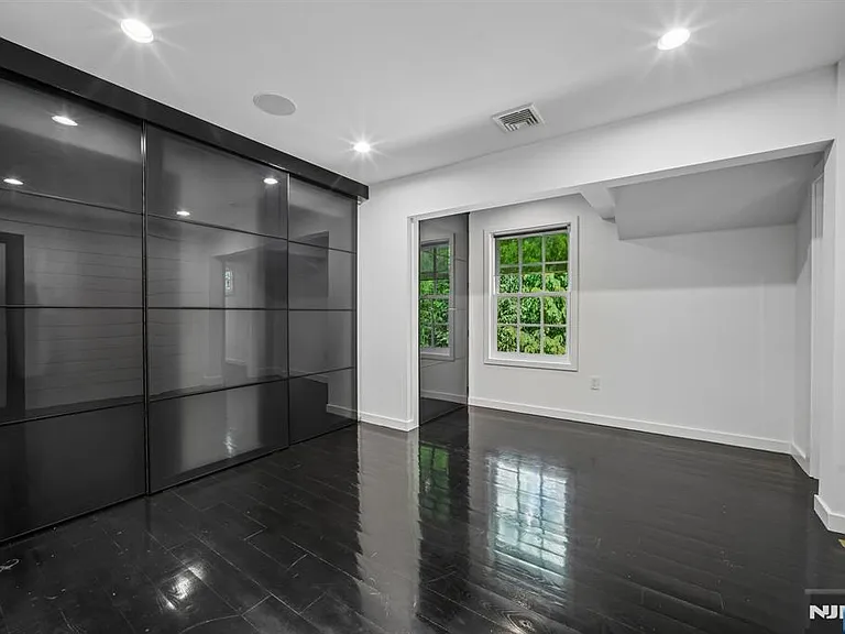 2B Paris Ave — Photo 20