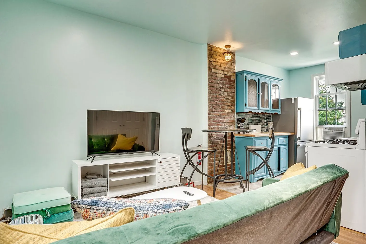 1 bed, 1.0 bath, 592 sqft, $2,482 — Photo 1