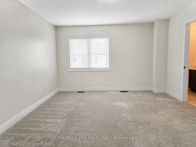 34 Arnold Cres — Photo 9